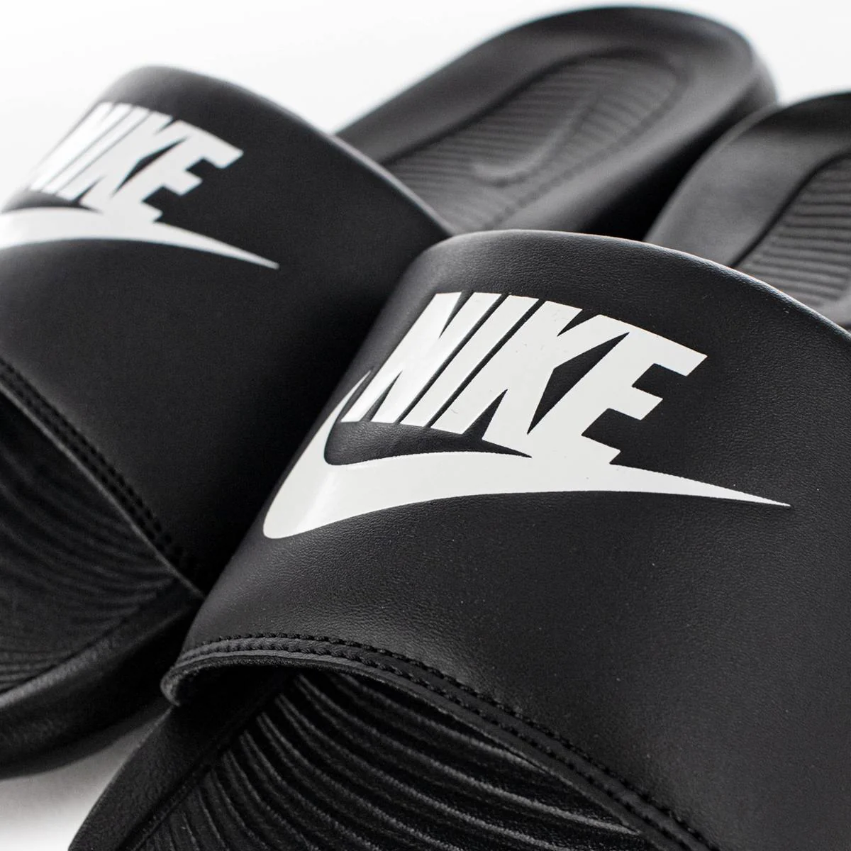 Nike Victori One Slide Badeschuhe CN9675-002 - schwarz-weiss - Image 3